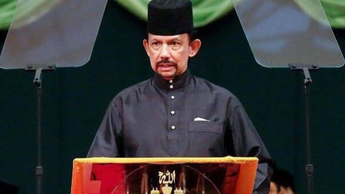 Sultan Brunei Darussalam Hassanal Bolkiah terlihat mengenakan pakaian tradisional saat menyampaikan pidato di hadapan publik. (Instagram/Sultanhassanalbolkiah)