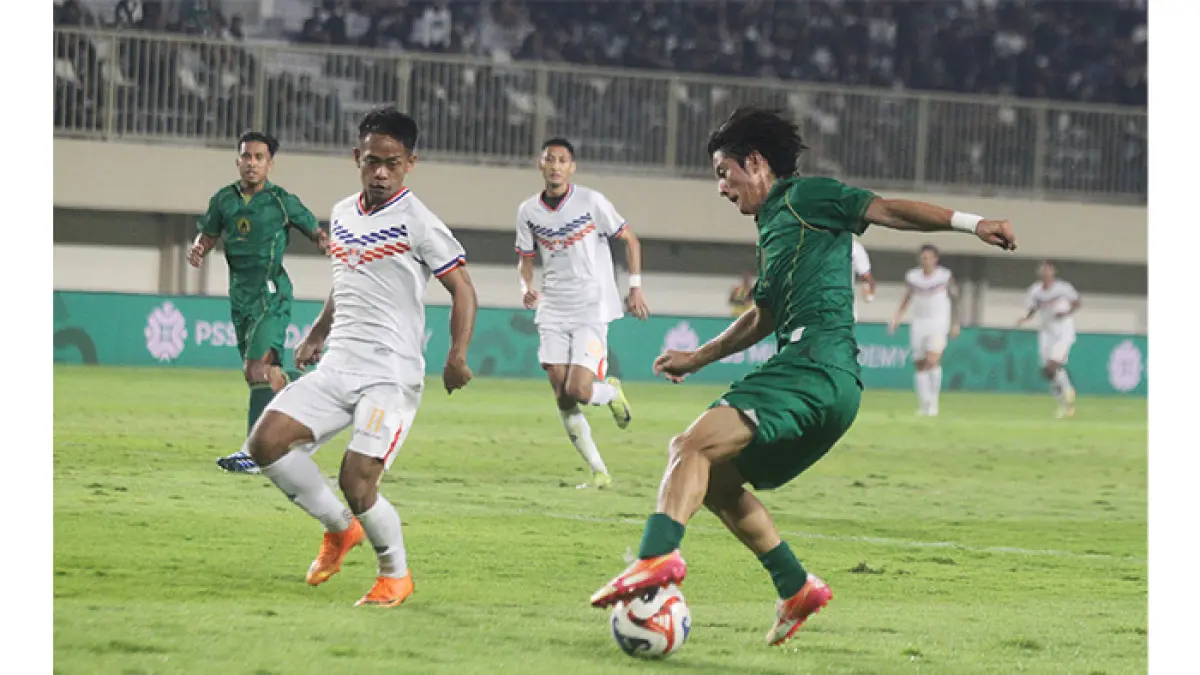 TAMPIL APIK: Pemain PSS Sleman Hiromu Tanaka saat menggocek pemain Kendal Tornado FC dalam laga ujicoba yang digelar di Stadion Maguwoharjo International Stadium, Sabtu (8/10/2026).