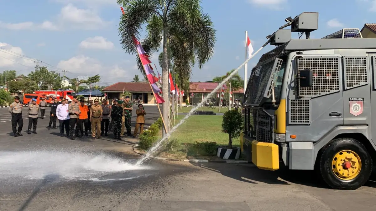 TES: Armada milik Polres Kulon Progo unjuk gigi untuk pemadaman api. (ANOM BAGASKORO/RADAR JOGJA)