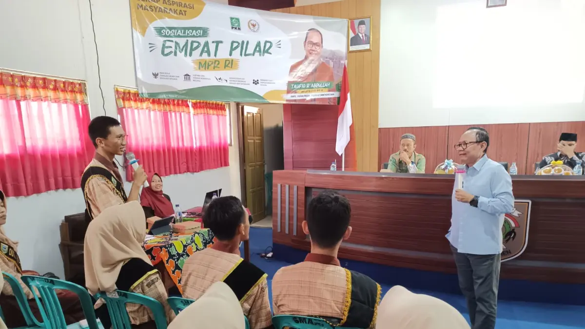 Anggota Komisi I DPR RI Taufiq R Abdullah memberikan materi empat pilar kebangasaan kepada pelajar SMAN 2 Kebumen. (M Hafied/Radar Jogja)
