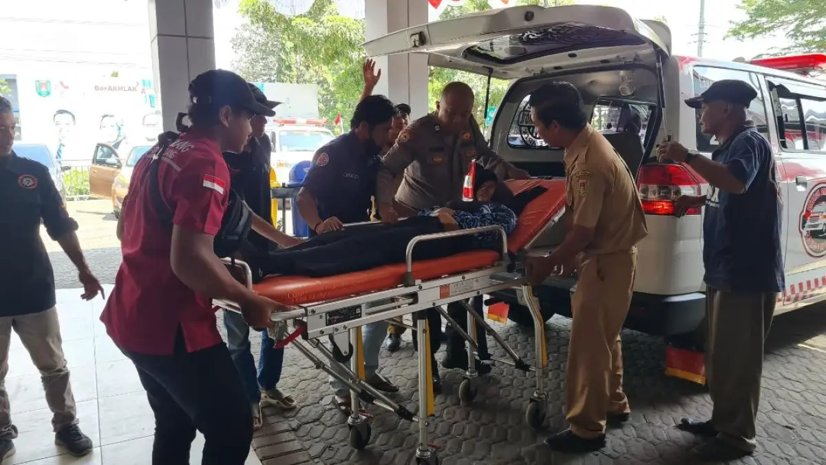 BERDATANGAN: Sejumlah siswa kembali dibawa ke RSUd Merah Putih karena masih mengalami gejala keracunan makanan, Selasa (11/8/2026). (NAILA NIHAYAH/RADAR JOGJA)&nbsp;