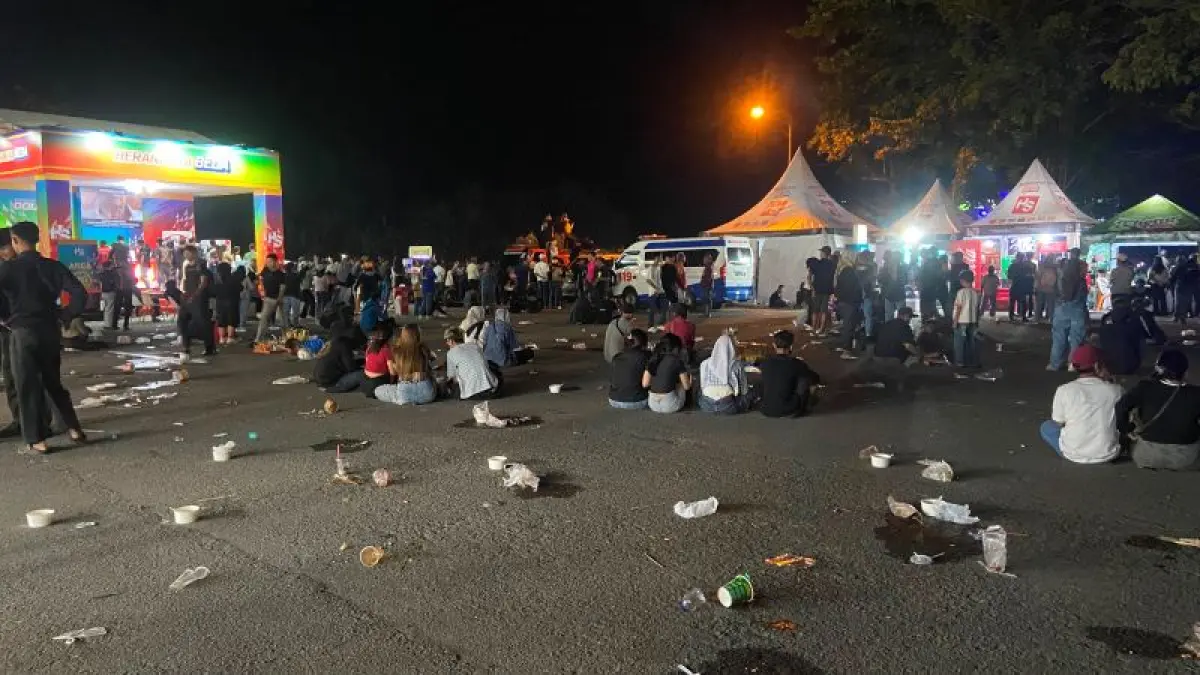 BERSERAKAN: Sampah yang dibuang sembarangan saat Bantul Konser 2026 di Stadion Sultan Agung Senin (11/8) malam. (Cintia Yuliani/Radar Jogja)