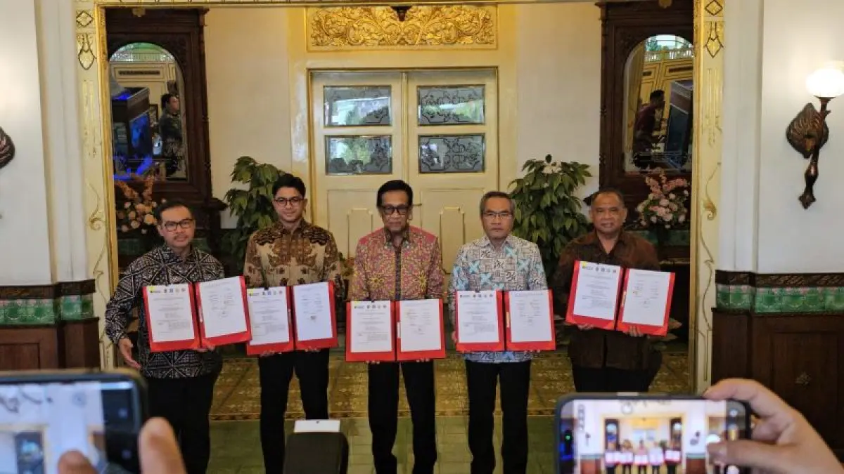 KERJA SAMA: Gubernur DIY Hamengku Buwono X, Bupati Bantul Abdul Halim Muslih, Bupati Sleman Harda Kiswaya, dan Wali Kota Jogja Hasto Wardoyo bersama Director of Investment PT DIM Fadli Rahman Selasa (11/8). (Rizky Wahyu / Radar Jogja)