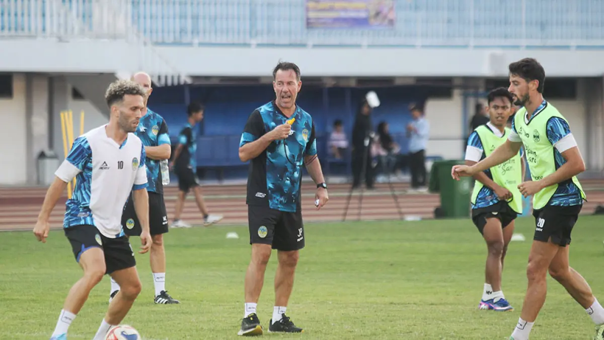 MASIH STEL PEMAIN: Pemain PSIM Jogja saat berlatih di Stadion Mandala Krida Selasa (11/8). Pelatih Van Gastel belum mengunci 11 pemain utama. Guntur Aga Tirtana/Radar Jogja