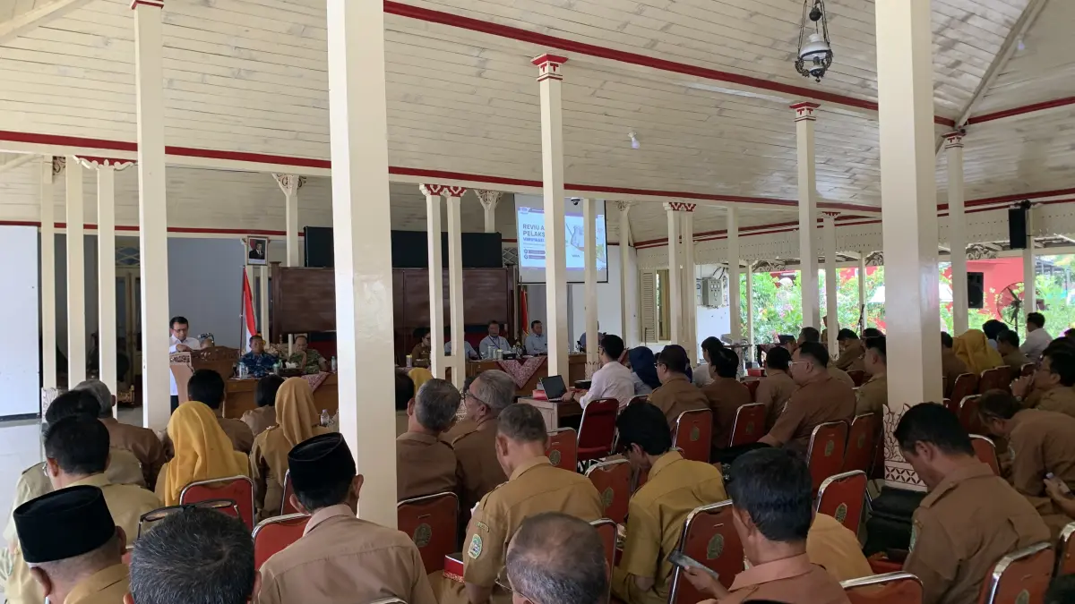 Para lurah mengikuti pertemuan KDMP di Bangsal Sewokoprojo, Gunungkidul.