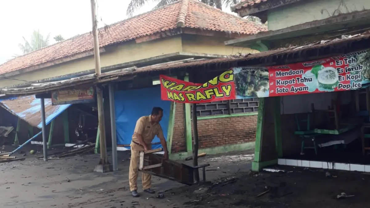 Petugas BPBD Kebumen bersama warga membersihkan area lokasi di kawasan wisata Pantai Suwuk yang terkena ombak besar. (Dokumentasi BPBD Kebumen)