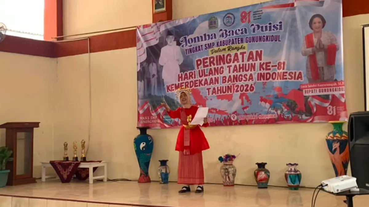 Seorang peserta membacakan puisi dalam lomba baca puisi tingkat Kabupaten Gunungkidul di SMP Negeri 1 Karangmojo, Selasa (11/8/2026). (Dzika Fajar/Radar Jogja)