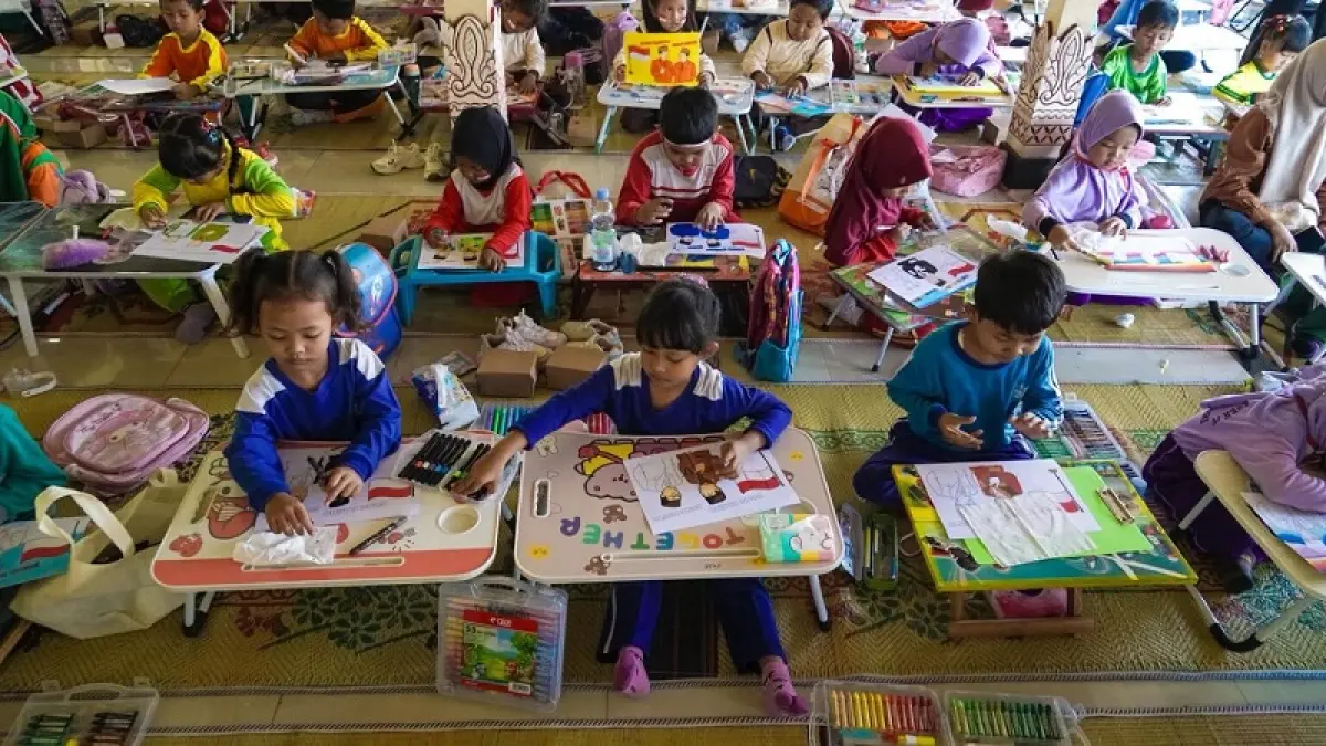 BERKREASI: Anak-anak PAUD mengikuti lomba mewarnai tingkat Kabupaten Gunungkidul di Bangsal Sewokoprojo, Wonosari, Rabu (12/8/2026). (Dzika Fajar/Radar Jogja)