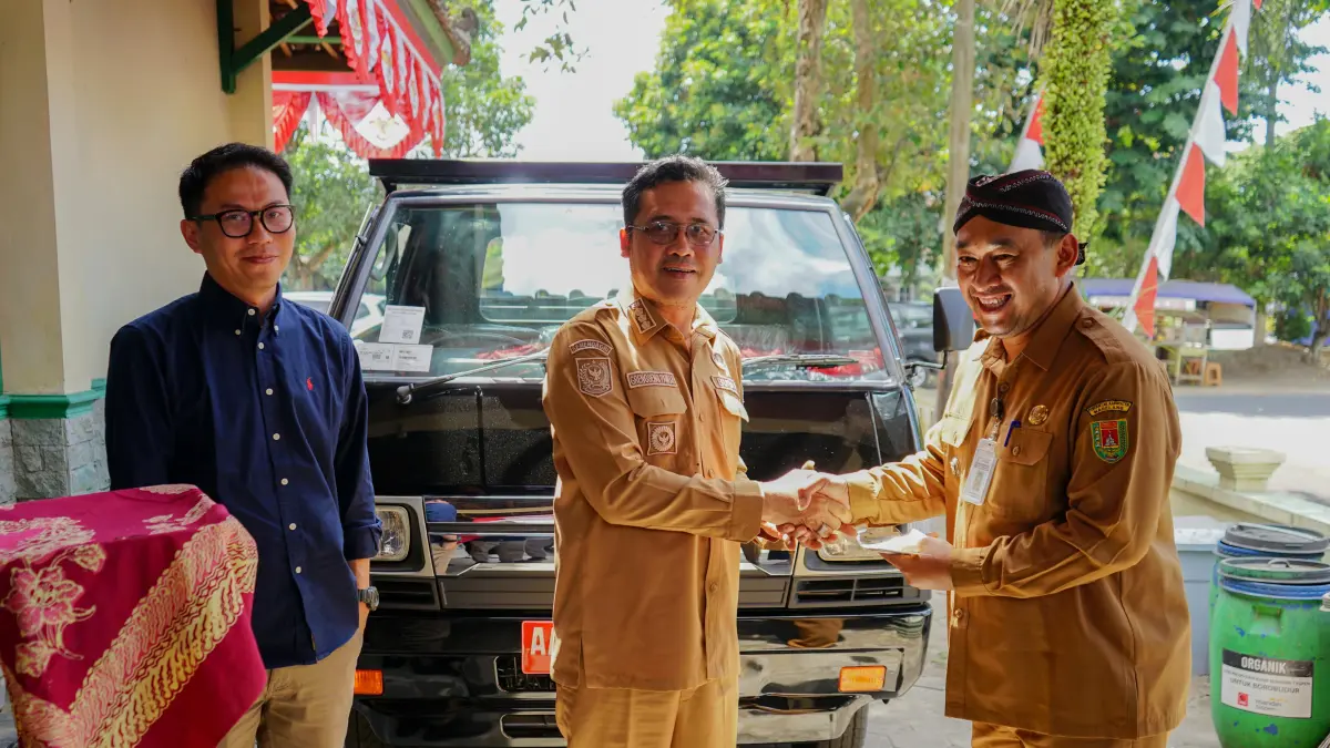 Bupati Magelang saat menerima dua kendaraan pengangkut sampah, Selasa (11/8).