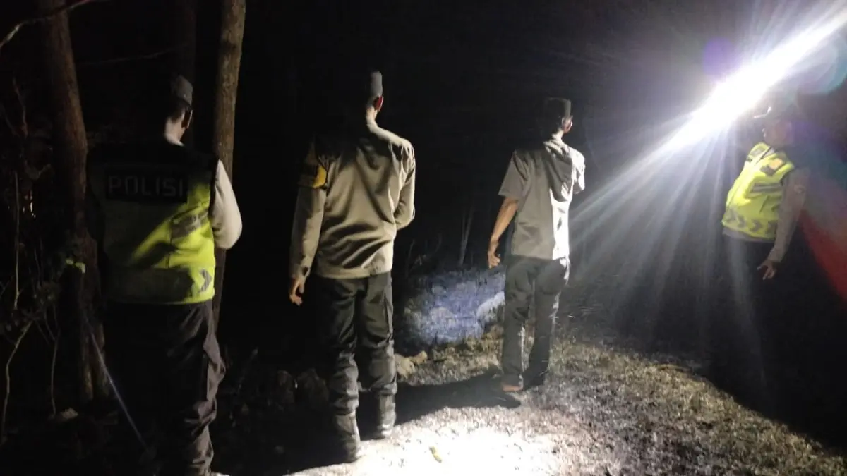 DIEVAKUASI: Warga mengevakuasi SR setelah ditemukan mengalami luka bakar di ladang Alas Pilang, Ngestirejo, Tanjungsari. (Dok.Polsek Tanjungsari)