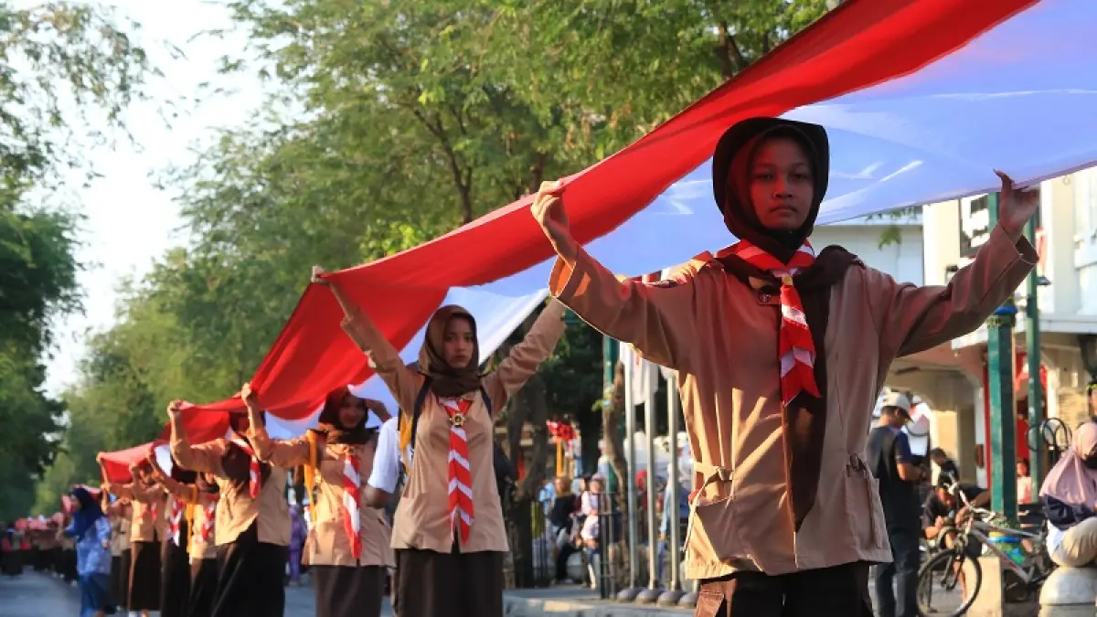GAGAH: Bendera merah putih sepanjang satu kilometer membentang di Jalan Malioboro dalam rangka pemecahan rekor MURI Parade Suara Inklusi 2026, Rabu (12/8/2026). GUNTUR AGA TIRTANA/RADAR JOGJA