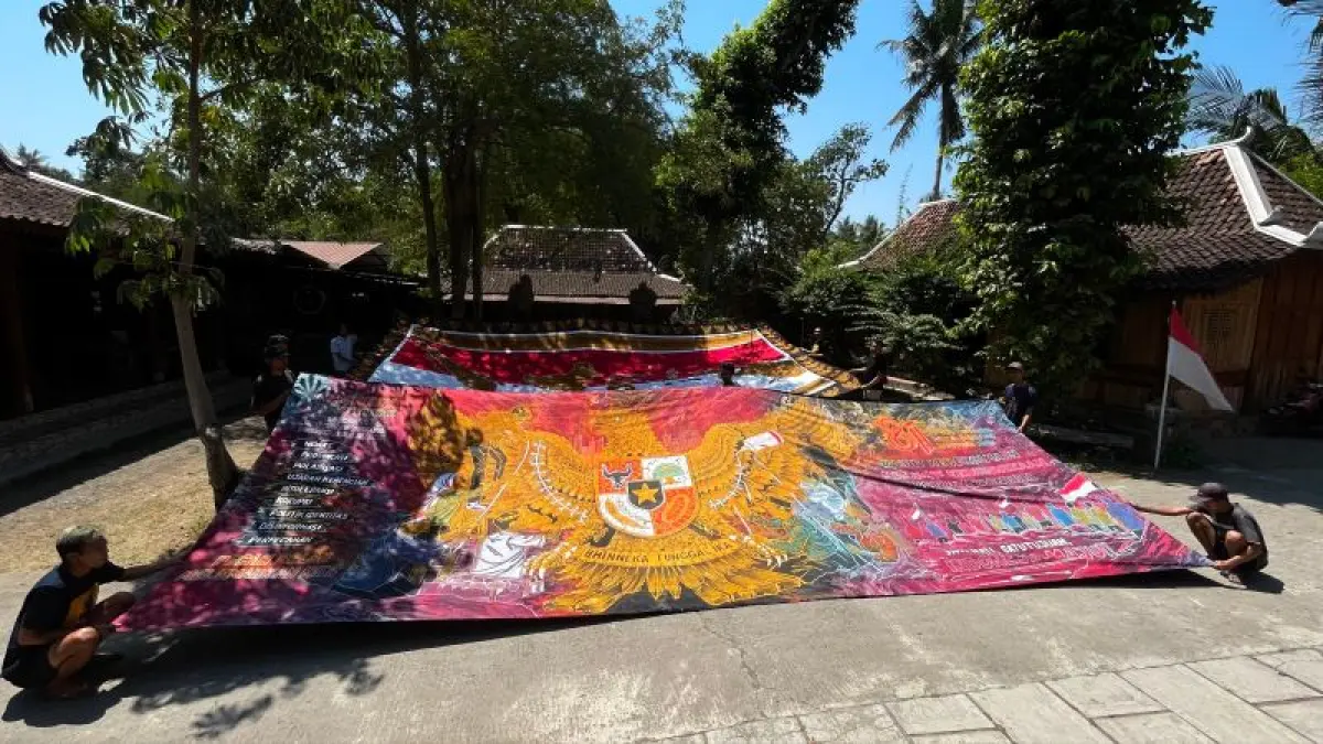 KREATIF: Bayu bersama pekerja Sembung Batik menunjukkan hasil Karya Batik Bhinneka Tunggal Ika. (ANOM&nbsp;BAGASKORO/RADAR JOGJA)