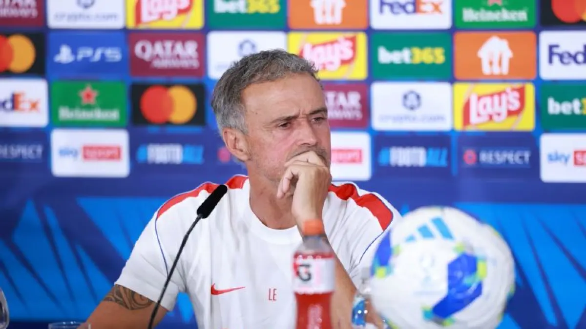 Manajer PSG, Luis Enrique dalam sesi pers pre-match UEFA Super Cup melawan Aston Villa. (PSG)