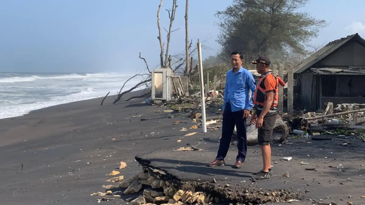 PARAH: Garis Pantai Trisik terus terkikis, Personel Satlinmas Resceu menunjukkan dampak abrasi. (ANOM BAGASKORO/RADAR JOGJA)