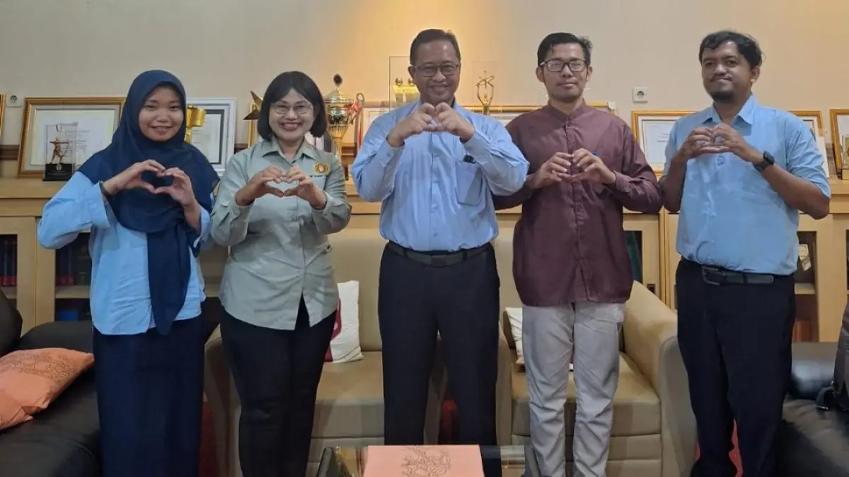 Pertemuan tim peneliti dan pengembang SIKOMHATI.ID dengan Kepala Dikpora DIY, Drs. Raden Suci Rohmadi, M.I.P usai implementasi SIKOMHATI di SMK Muhammadiyah Prambanan, Sleman, Selasa (11/8/2026).