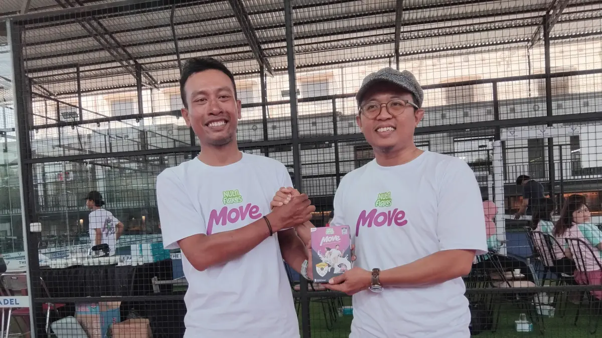 Pesepeda asal Gamping, Sleman Bembenk Ora Turu saat berfoto bersama Founder Nutriflakes Sri Widya Soepena.