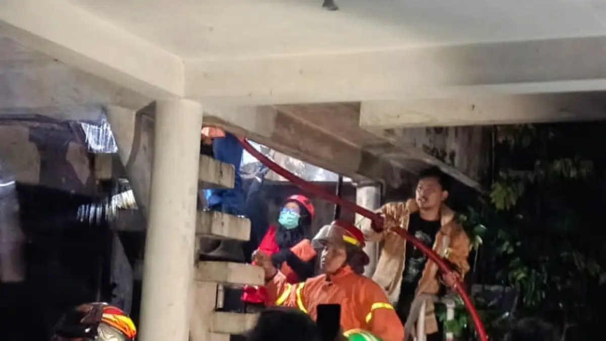 Petugas gabungan berupaya mengevakuasi Sukrisno, 92, warga Kelurahan Pangenrejo, Kecamatan Purworejo yang terjebak dalam peristiwa kebakaran. (Dokumentasi Polsek Purworejo)