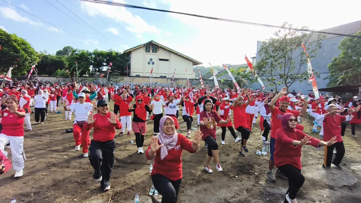 Ratusan peserta antusias mengikuti kegiatan “Senam Sehat Bugar Bersama” dalam rangka  memperingati HUT ke-81 Kemerdekaan RI di Lapangan RW 57 Jurugsari di Joho, Condongcatur,  Depok, Sleman, Minggu (9/8/2026)
