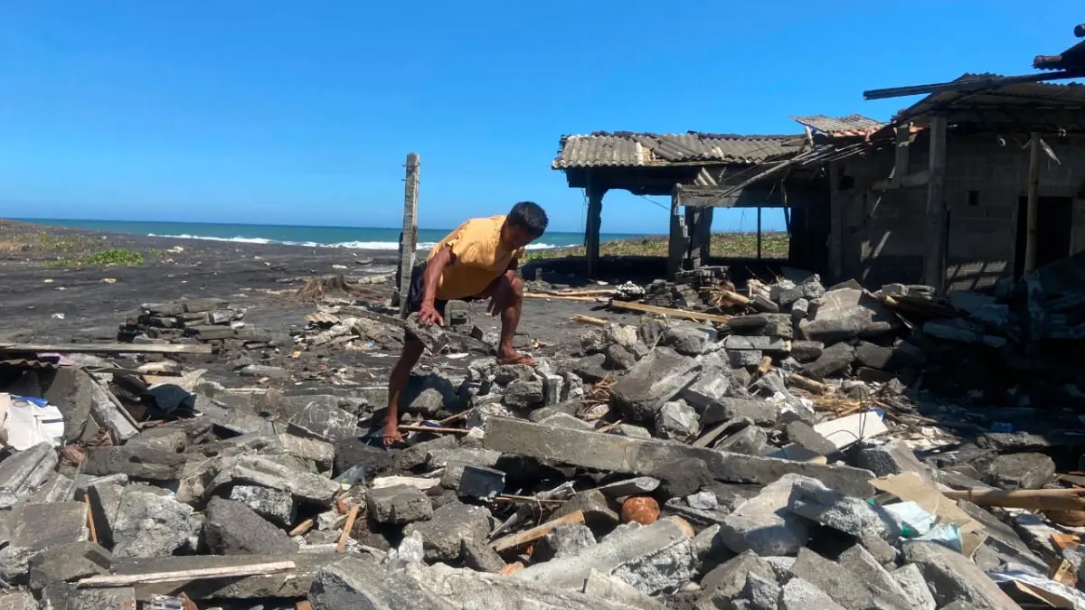 Rumah warga di kawasan Pantai Pandansimo mengalami kerusakan setelah diterjang gelombang tinggi, Rabu (12/8) - CINTIA YULIANI/RADAR JOGJA
