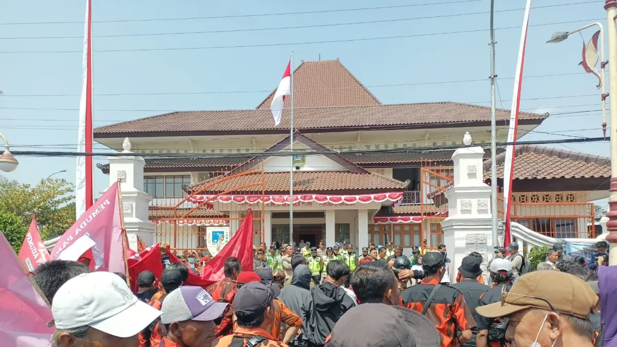 Sejumlah kelompok yang menamakan diri Aliansi Kebumen Bersatu menggelar aksi di depan gedung DPRD Kebumen, Rabu (12/8). (M Hafied/Radar Jogja)