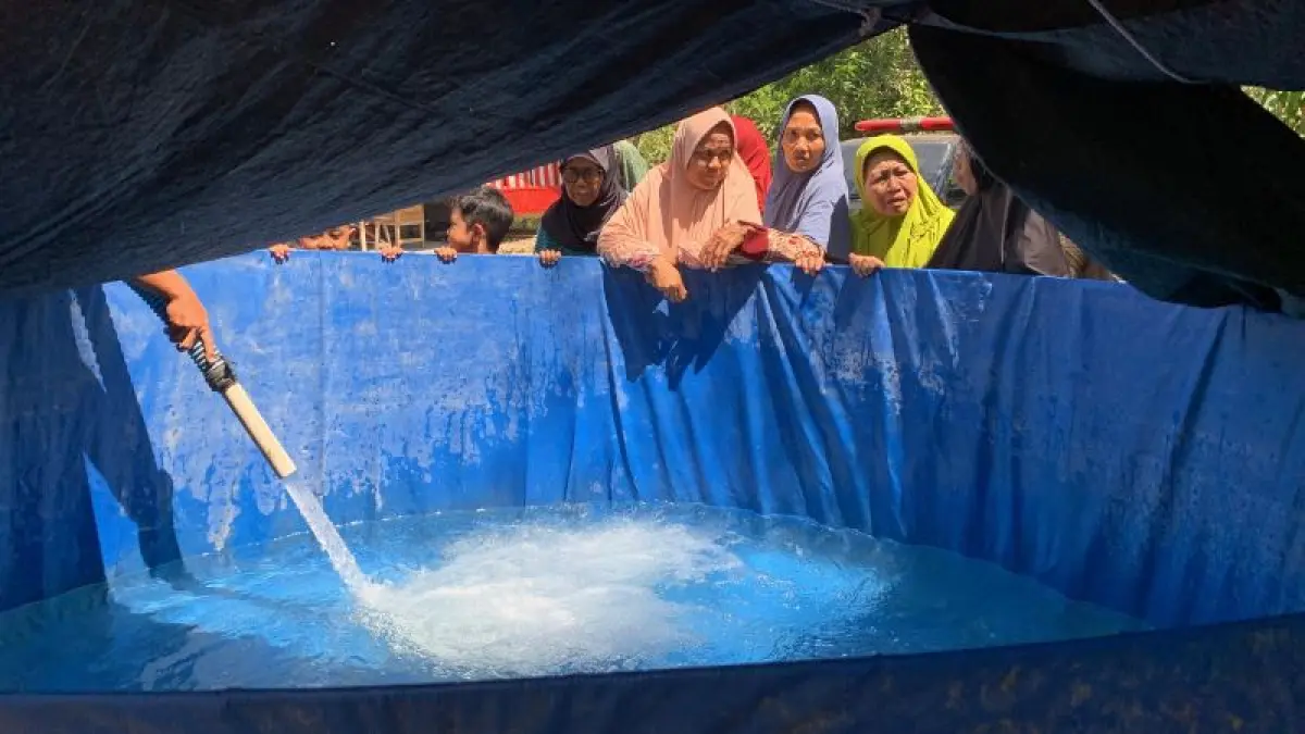 SOLUSI JANGKA PENDEK: Warga saat menunggu tampungan dipenuhi droping air bersih di Padukuhan Banaran, Pendoworejo, Girimulyo Rabu (12/8).&nbsp;(ANOM BAGASKORO/RADAR JOGJA)

&nbsp;