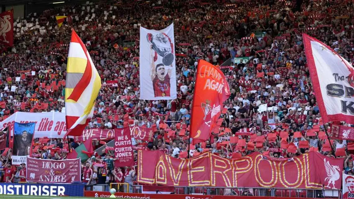 Suporter Liverpool saat memberikan dukungan langsung di Stadion.