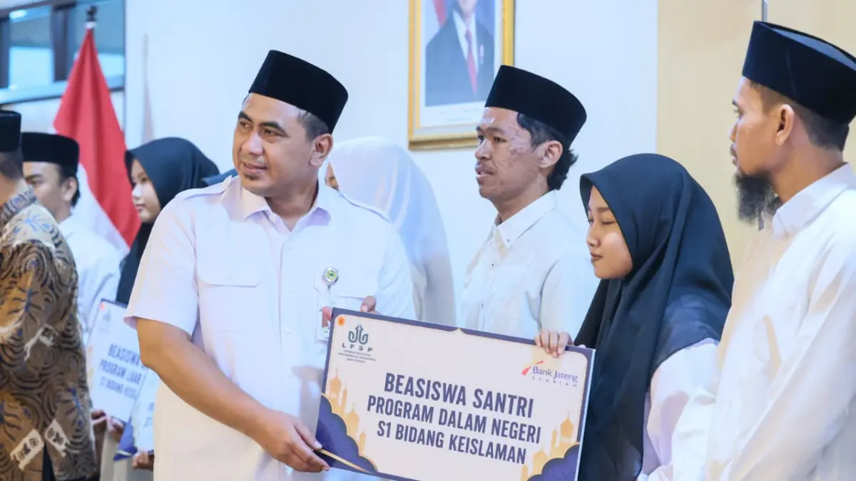 Taj Yasin Maimoen saat memberikan arahan dalam acara penyerahan beasiswa santri dan pengasuh pondok pesantren &nbsp;di 10 Gedung Merah Putih Semarang, Rabu 12 Agustus 2026.