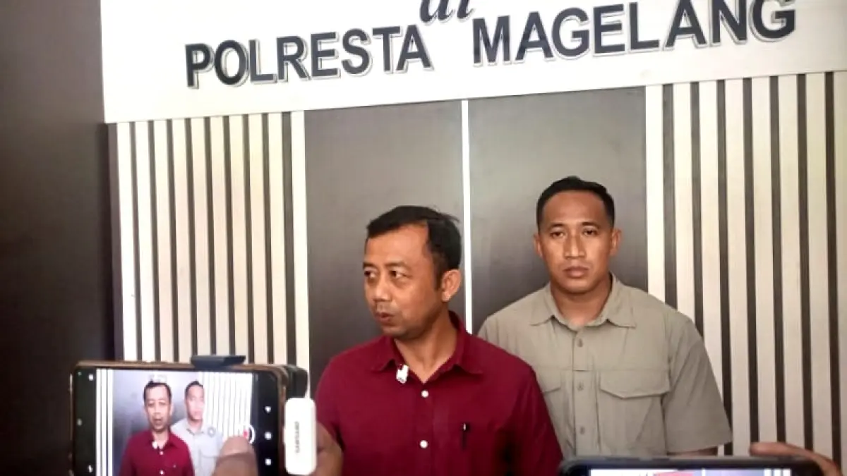 Wakasat Reskrim Polresta Magelang saat menunjukkan barang bukti berupa sisa uang yang disita dari U, Rab (12/8).
