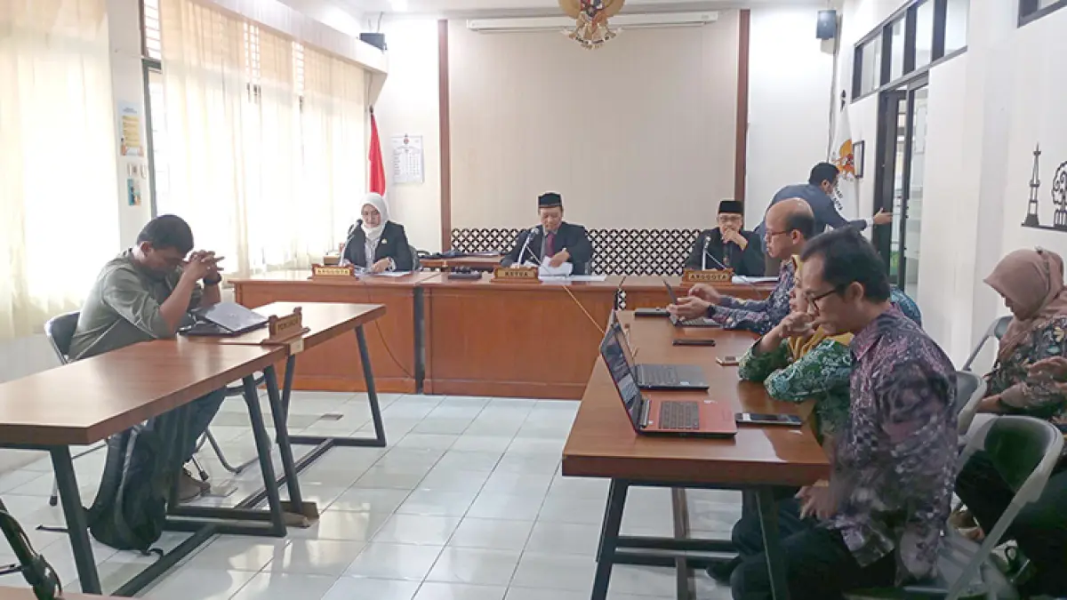PUTUSAN: Sidang putusan sengketa informasi publik terkait dokumen perizinan dan tata ruang 13 usaha pariwisata di KBAK Gunungsewu. Pemohonnya IDEA dan Pemkab Gunungkidul sebagai termohon. Sidang digelar di Kantor Diskominfo DIY, Kamis (13/8/2026). (Foto: Iwan Nurwanto/Radar Jogja)