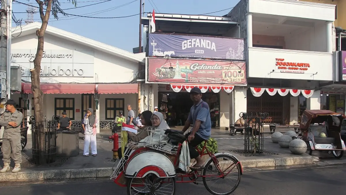 Suasana kawasan Malioboro, Kota Jogja, Kamis (13/8/2026). Rangkaian HUT Ke-270 Kota Jogja berlangsung 7 Agustus hingga 7 Oktober 2026 dengan dimeriahkan sekitar 120 kegiatan yang melibatkan perangkat daerah, wilayah, satuan pendidikan, komunitas, dan masyarakat. Foto: Guntur Aga/Radar Jogja 