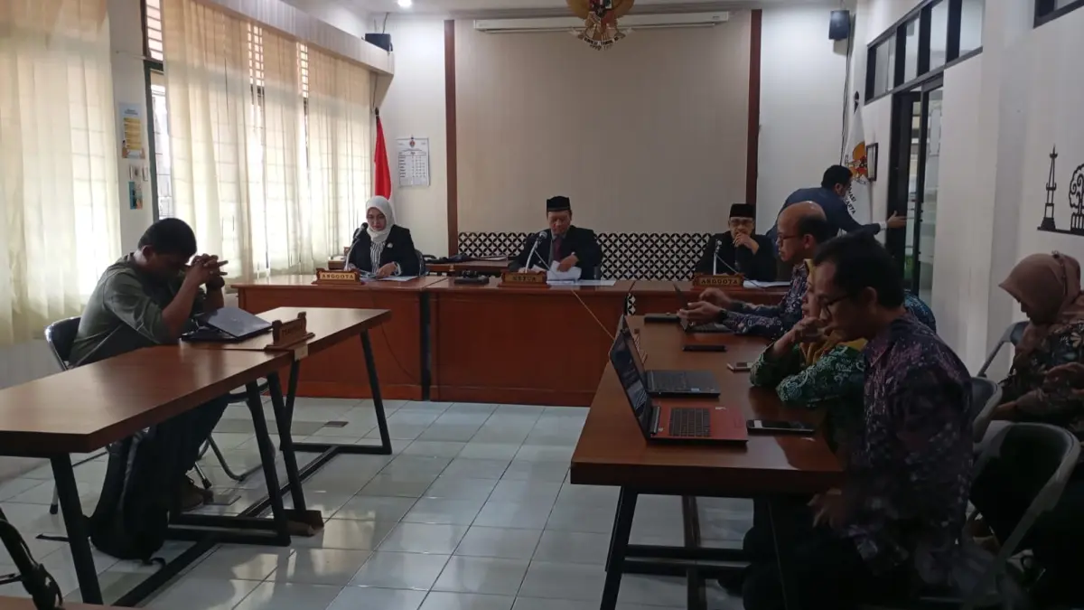 PUTUSAN: Suasana sidang putusan sengketa informasi publik terkait dokumen perizinan dan tata ruang 13 usaha pariwisata di Kawasan Bentang Alam Karst (KBAK) Gunungsewu. Sebagai pemohon Ide dan Analitika Indonesia (IDEA) dan Pemkab Gunungkidul sebagai termohon. Sidang diselenggarakan di Kantor Diskominfo DIY, Kamis (13/8/2026). (FOTO// IWAN NURWANTO/Radar Jogja)&nbsp;