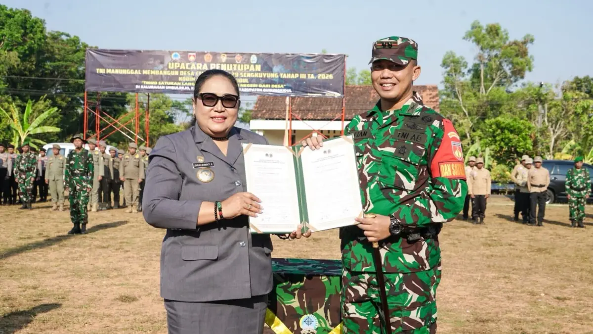 Bupati Gunungkidul Endah Subekti Kuntariningsih bersama Dandim 0730/Gunungkidul Letkol Inf. Alfian Yudha Praniawan saat penutupan TMMD Sengkuyung Tahap III di Umbulrejo, Ponjong, Kamis (13/8/2026). (Dok. Pemkab Gunungkidul)

&nbsp;