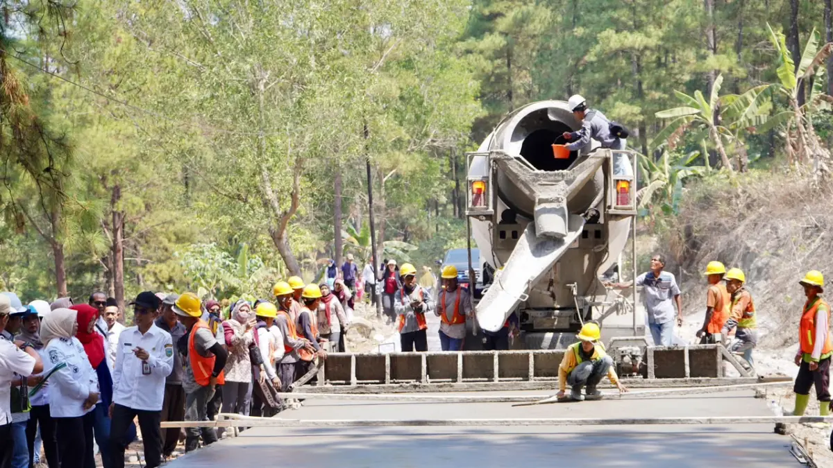 Bupati Kebumen Lilis Nuryani mengecek progres pembangunan ruas Jalan Wadasmalang-Slepi yang berada di wilayah perbatasan antara Kebumen dan Wonosobo. (Dokumentasi Prokopim Kebumen)