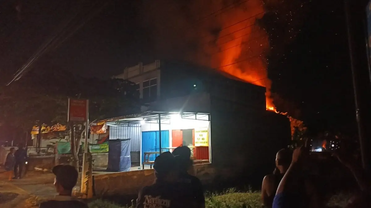DILALAP SI JAGO MERAH: Kepulan api membumbung tinggi dari arah belakang toko sembako di Trimulyo, Jetis Kamis (13/8/2026). Dokumentasi Polres Bantul