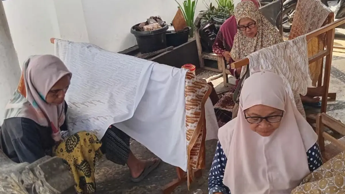 IDENTITAS BUDAYA: Beberapa pembatik tengah mengerjakan batik tulis gaya Jogja. Tantangan yang dihadapi saat ini berhubungan dengan regenerasi pembatik. Kusno S. Utomo/Radar Jogja
