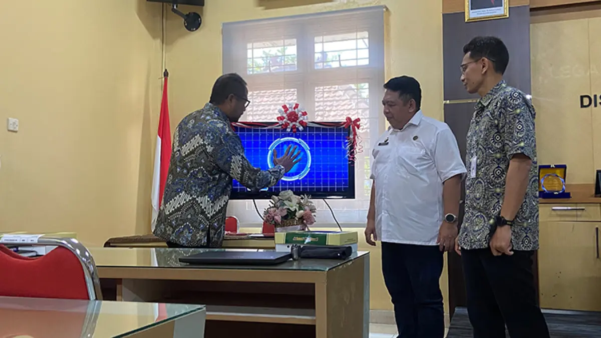 MENJAWAB PERSOALAN: Sekretaris Daerah Bantul Agus Budiraharja me-launching inovasi Ketupat Madu di ruang rapat Disdukcapil Bantul, Rabu (12/8/2026). Ada sekitar 30 peserta dari berbagai OPD yang mengikuti kegiatan ini. (Foto: Cintia Yuliani/Radar Jogja)