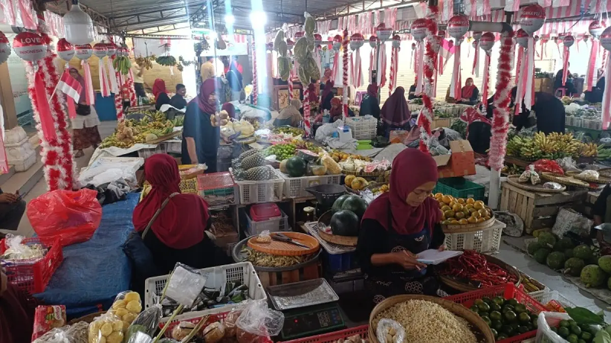 Pasar Godean yang dihias dengan pernak-pernik kemerdekaan. Delima Purnamasari/Radar Jogja