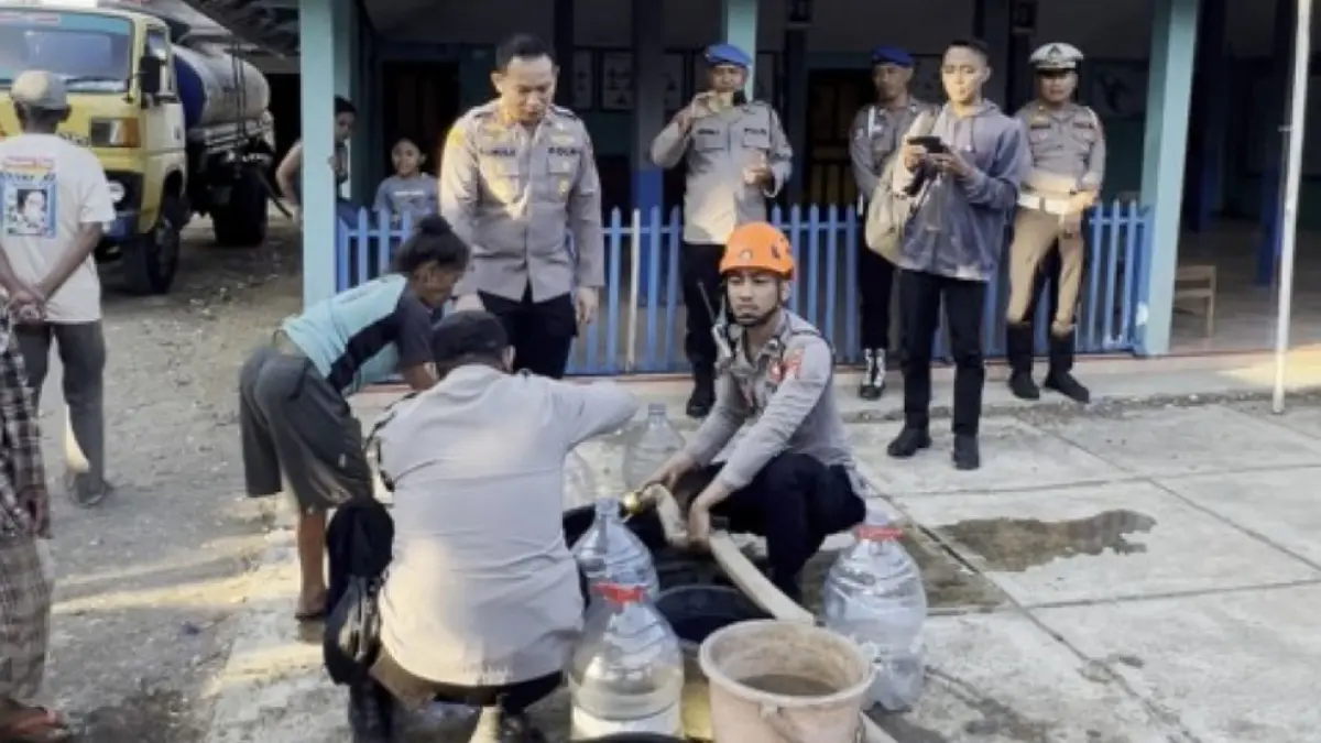 PEDULI: Bantuan air bersih 25 tangki dari Polres Gunungkidul untuk warga terdampak kekeringan di Padukuhan Pudak, Kalurahan Tepus, Kapanewon Tepus, Senin (10/8) sore. POLRES GUNUNGKIDUL

