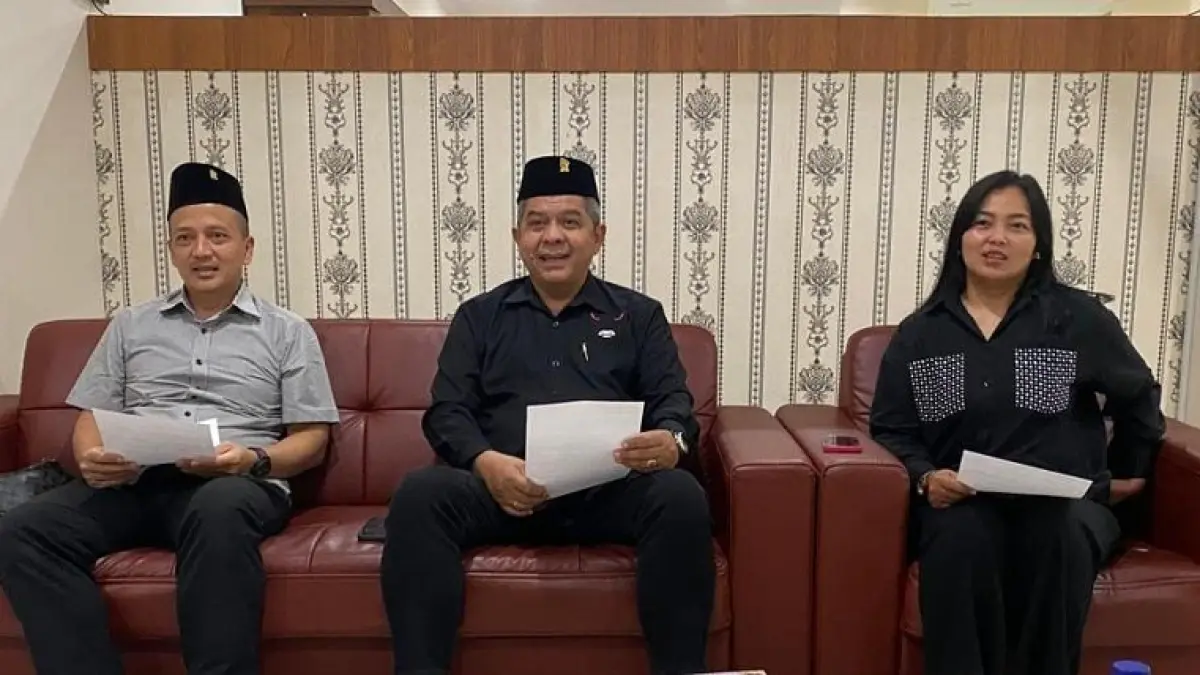 PEDULI: Ketua Fraksi PDI Perjuangan DPRD Kabupaten Sleman F. Bambang Sigit Sulaksono ST (tengah) didampingi anggota Dedie Kusuma SE dan Nila Rifianti SPd saat menyampaikan keterangan pers Kamis (13/8/2026). YOGI IP/RADAR JOGJA
