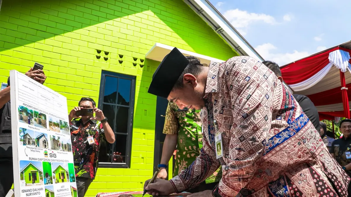 Taj Yasin saat meninjau bata interlock dalam pembangunan rumah baru bagi warga di Desa Jaten, Kecamatan Selogiri, Kabupaten Wonogiri. Rumah tersebut diresmikan Wakil Gubernur Jawa Tengah Taj Yasin Maimoen, Kamis, 13 Agustus 2026.
