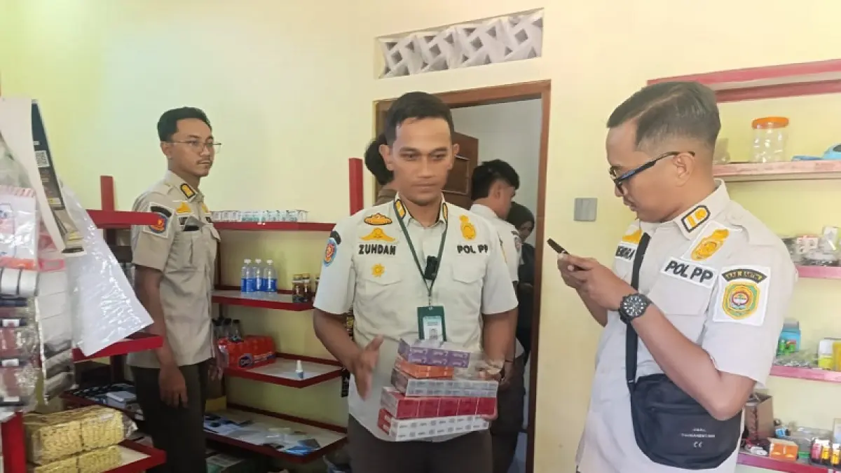 Petugas Satpol PP Bantul sedang mengamankan rokok ilegal tanpa cukai di Kapanewon Sanden. Dokumentasi Satpol PP Bantul