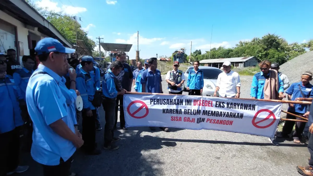 SEGEL: Eks Karyawan PT SAK menyegel batching plan setelah perusahaan diberhentikan operasionalnya. (ANOM BAGASKORO/RADAR JOGJA)