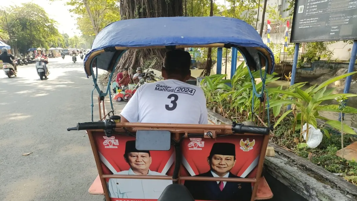 Sejumlah tukang becak di pangkalan Jalan Pemuda, Purworejo sabar menunggu calon penumpang. (M Hafied/Radar Jogja)