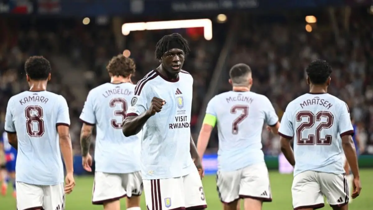 Selebrasi para pemain Aston Villa merayakan gol Brian Madjo ke gawang PSG di UEFA Super Cup.