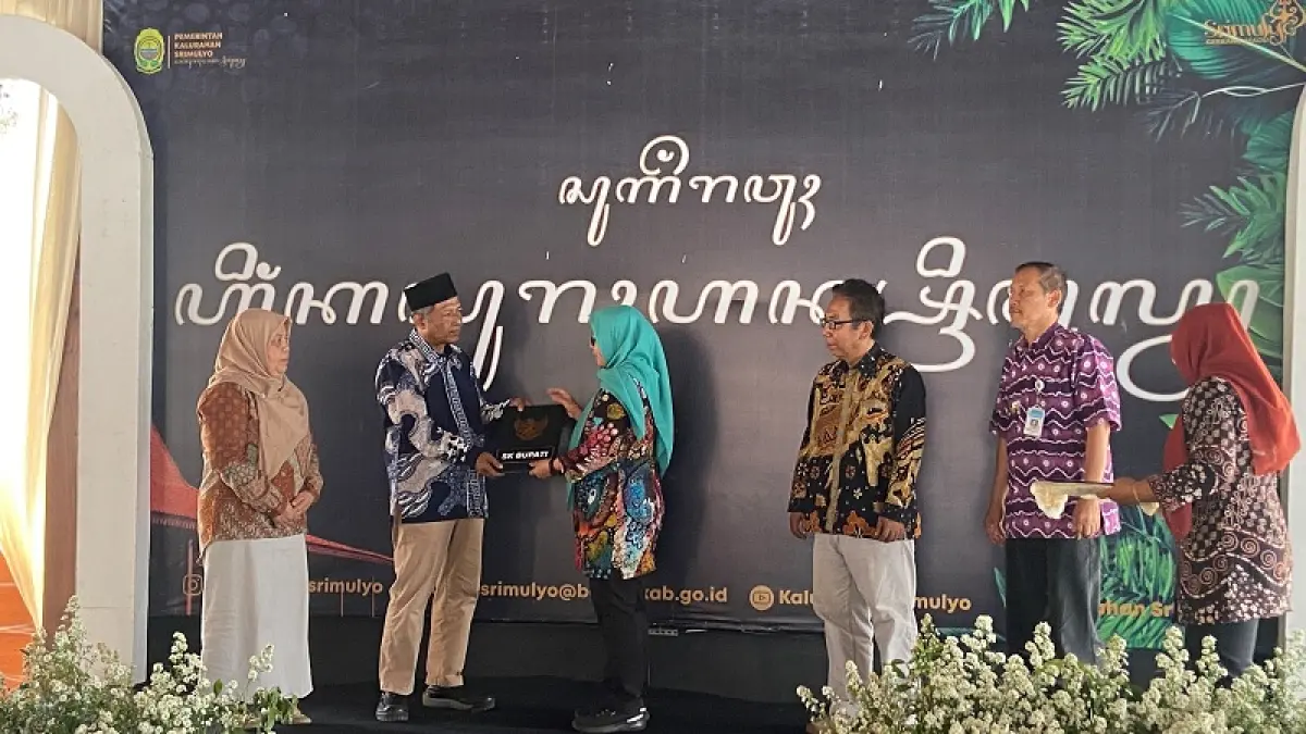 SEREMONIAL: Kapala DPMKal Afif Umahatun sedang memberikan SK Bupati Bantul tentang pengaktifan kembali Wajiran sebagai Lurah Srimulyo, Kamis (13/8/2026).&nbsp;Cintia Yuliani/Radar Jogja