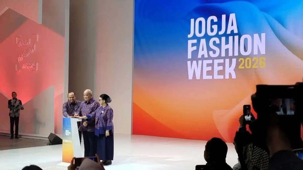 Wakil Gubernur Daerah Istimewa Yogyakarta (DIY), Kanjeng Gusti Pangeran Adipati Aryo (KGPAA) Paku Alam X, secara resmi membuka helatan Jogja Fashion Week (JFW) 2026 di Jogja Expo Center, Kamis, 13 Agustus 2026. 