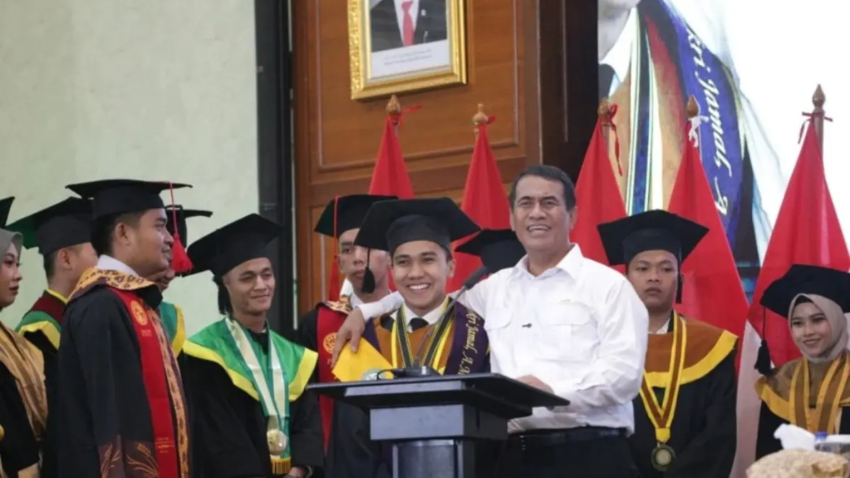 SDM UNGGUL PERTANIAN: Mentan Amran Sulaiman berfoto bersama wisudawan-wisudawati di acara Wisuda Nasional Politeknik Pembangunan Pertanian (Polbangtan) dan Politeknik Enjiniring Pertanian Indonesia (PEPI) Tahun Akademik 2025/2026 digelar di Auditorium Gedung F, Kantor Pusat Kementerian Pertanian, Jakarta, Kamis (13/8/2026). (ISTIMEWA)
