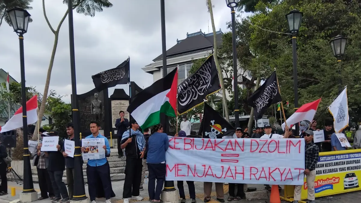 Aliansi Pembebasan Rakyat saat melakukan aksi di depan Museum TNI AD kawasan Perempatan Gramedia, Gondomanan, Kota Jogja, Jumat (14/8) siang - Rizky Wahyu/Radar Jogja