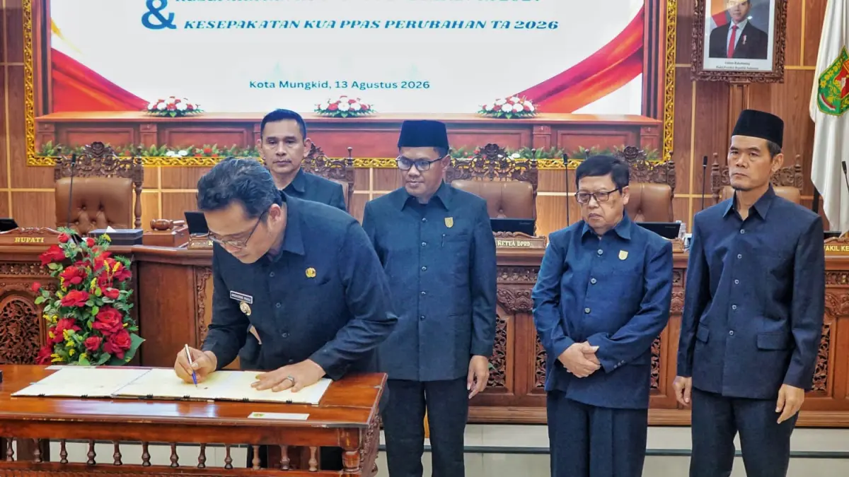 Bupati bersama ketua DPRD Kabupaten Magelang saat menyepakati Kebijakan Umum Anggaran dan Prioritas Plafon Anggaran Sementara (KUA-PPAS) 2027, Kamis (13/8).

&nbsp;