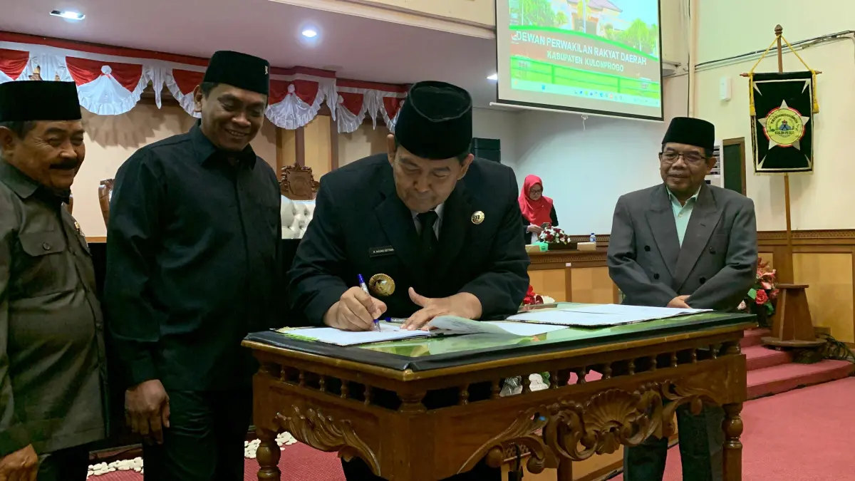 Bupati didampingi Ketua DPRD Kulon Progo menandatangani Perubahan KUA - PPAS Tahun Anggaran 2026.